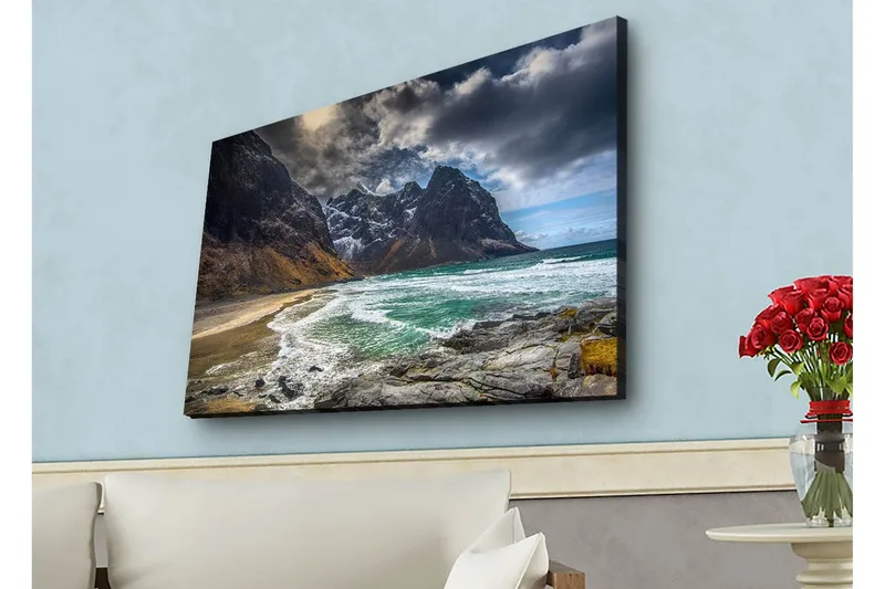 Canvastavla med LED-belysning - Dramatiska berg med snö och en turkos havsstrand - Mörkgrå / Turkos / Beige - Inredning - Tavlor & posters - Canvastavla