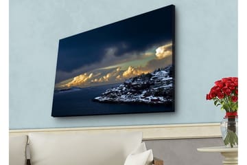 Canvastavla med LED-belysning - Dramatiskt kustlandskap med snöklädda klippor och mörka moln - Mörkblå / Vit / Grå - Inredning - Tavlor & posters - Canvastavla