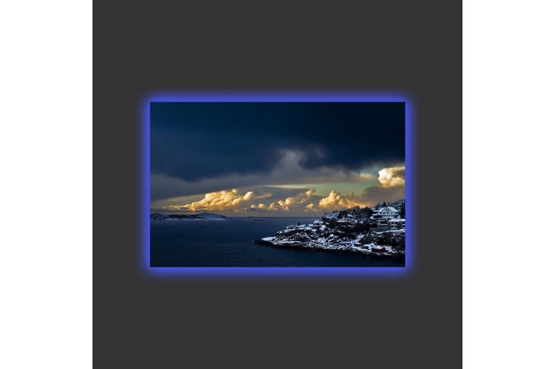 Canvastavla med LED-belysning - Dramatiskt kustlandskap med snöklädda klippor och mörka moln - Mörkblå / Vit / Grå - Inredning - Tavlor & posters - Canvastavla