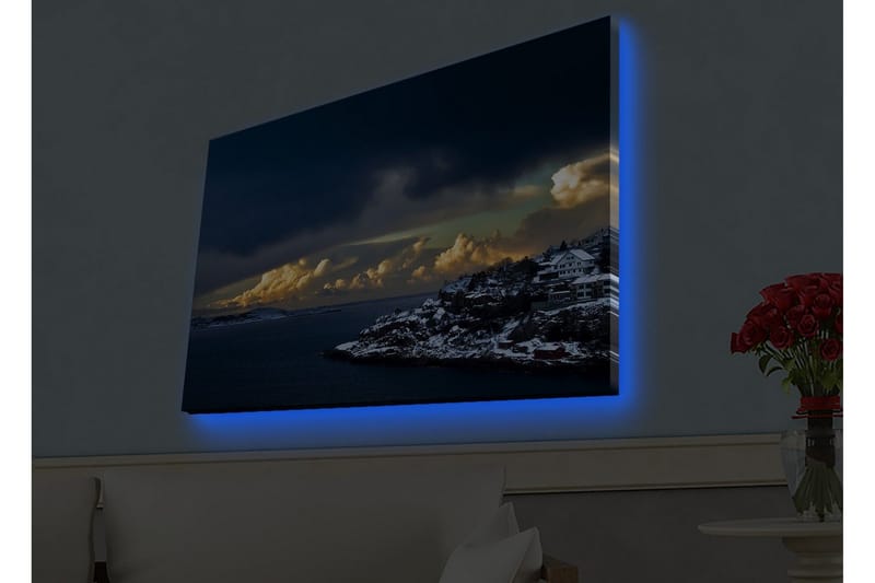 Canvastavla med LED-belysning - Dramatiskt kustlandskap med snöklädda klippor och mörka moln - Mörkblå / Vit / Grå - Inredning - Tavlor & posters - Canvastavla