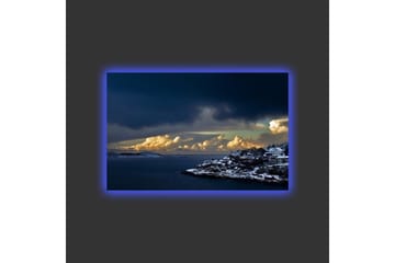 Canvastavla med LED-belysning - Dramatiskt kustlandskap med snöklädda klippor och mörka moln - Mörkblå / Vit / Grå - Inredning - Tavlor & posters - Canvastavla