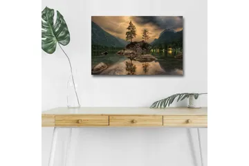 Canvastavla med LED-belysning - Dramatiskt landskap med berg och träd vid en spegelblanka sjö - Mörkgrön / Grå / Blå - Inredning - Tavlor & posters - Canvastavla