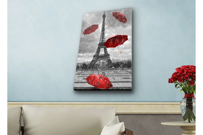 Canvastavla med LED-belysning - Eiffeltornet omgiven av röda paraplyer i regnigt väder - Röd / Grå - Inredning - Tavlor & posters - Canvastavla