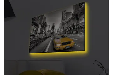 Canvastavla med LED-belysning - Gult taxibil i en svartvit stadsbild av Times Square - Gul / Svart / Grå - Inredning - Tavlor & posters - Canvastavla