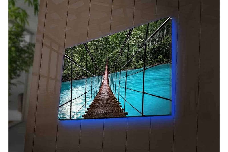 Canvastavla med LED-belysning - Hängbro över en klarblå flod omgiven av grönskande natur - Grön / Blå / Brun - Inredning - Tavlor & posters - Canvastavla