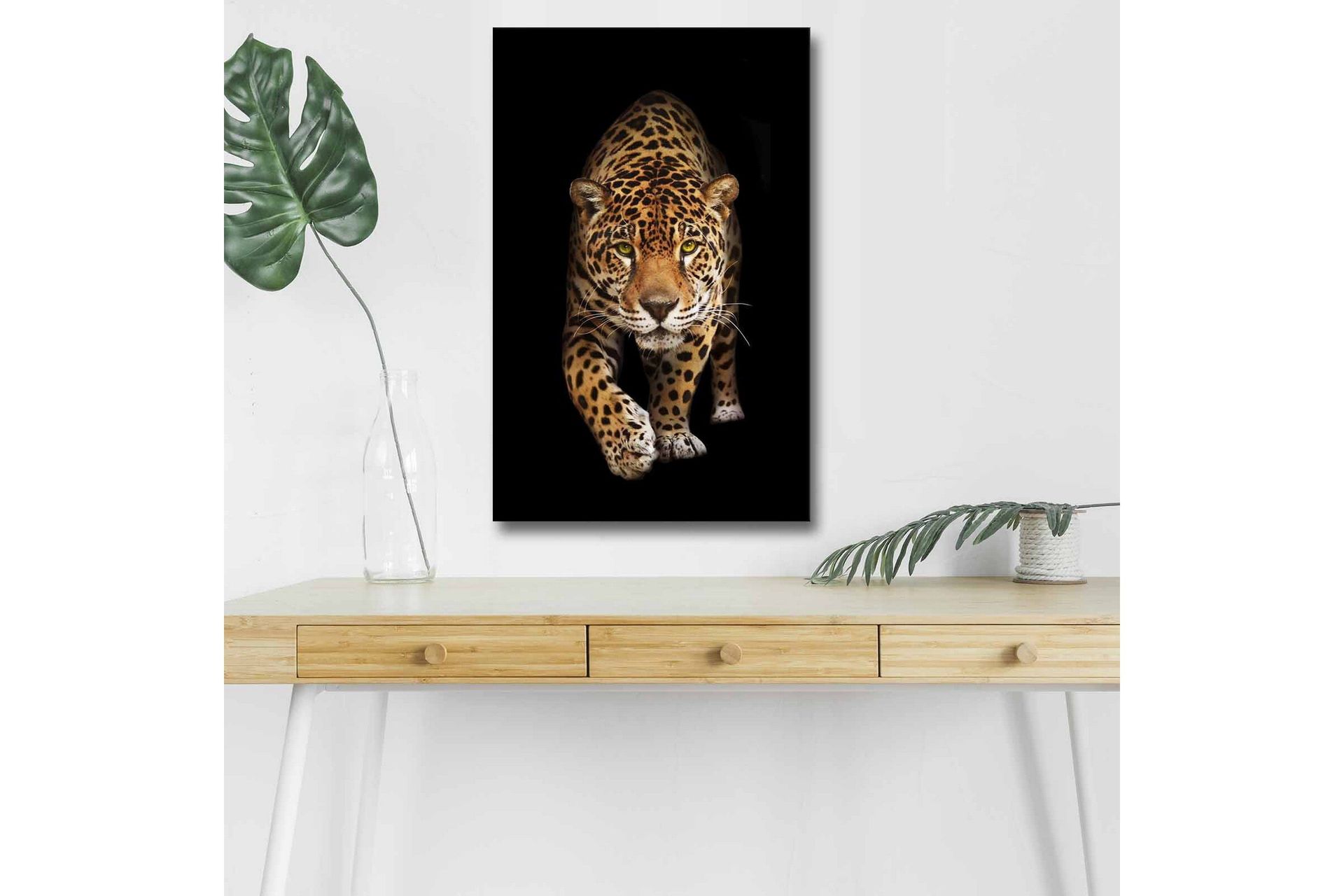 Canvastavla med LED-belysning - Jagande jaguar i fokus - Guld / Svart / Vit