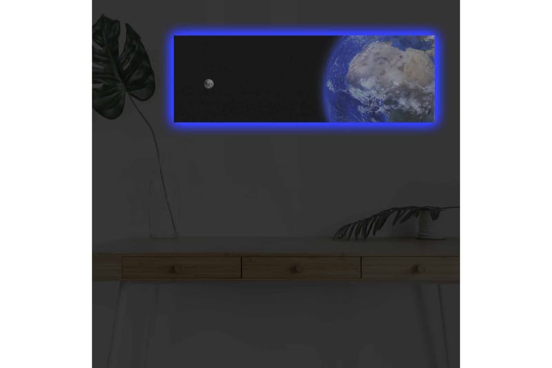 Canvastavla med LED-belysning - Jorden sedd från rymden med en måne i bakgrunden - Blå / Grå / Svart - Inredning - Tavlor & posters - Canvastavla