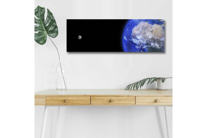 Canvastavla med LED-belysning - Jorden sedd från rymden med en måne i bakgrunden - Blå / Grå / Svart - Inredning - Tavlor & posters - Canvastavla