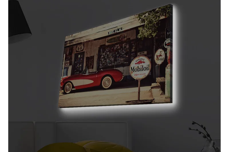 Canvastavla med LED-belysning - Klassisk röd sportbil framför en vintage bensinstation, Röd / Grå / Vit