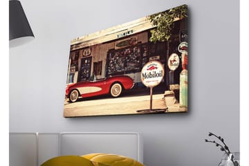 Canvastavla med LED-belysning - Klassisk röd sportbil framför en vintage bensinstation - Röd / Grå / Vit - Inredning - Tavlor & posters - Canvastavla