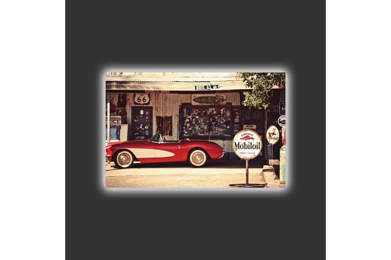 Canvastavla med LED-belysning - Klassisk röd sportbil framför en vintage bensinstation - Röd / Grå / Vit - Inredning - Tavlor & posters - Canvastavla