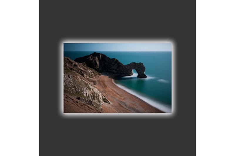 Canvastavla med LED-belysning - Klippformation med naturlig båge vid kusten - Mörkgrön / Blå / Beige - Inredning - Tavlor & posters - Canvastavla