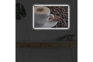 Canvastavla med LED-belysning - Kopp med kaffe och kanelstänger på en bakgrund av kaffebönor - Brun / Vit / Beige - Inredning - Tavlor & posters - Canvastavla
