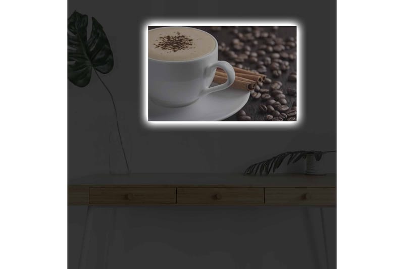Canvastavla med LED-belysning - Kopp med kaffe och kanelstänger på en bakgrund av kaffebönor - Brun / Vit / Beige - Inredning - Tavlor & posters - Canvastavla