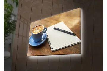 Canvastavla med LED-belysning - Kopp med lattekonst på ett träbord tillsammans med en anteckningsbok och penna - Blå / Brun / Vit - Inredning - Tavlor & posters - Canvastavla