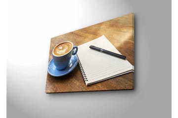 Canvastavla med LED-belysning - Kopp med lattekonst på ett träbord tillsammans med en anteckningsbok och penna - Blå / Brun / Vit - Inredning - Tavlor & posters - Canvastavla