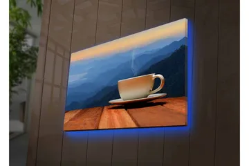 Canvastavla med LED-belysning - Kopp med rykande dryck på en träyta mot en bergig bakgrund - Blå / Beige / Brun - Inredning - Tavlor & posters - Canvastavla