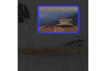 Canvastavla med LED-belysning - Kopp med rykande dryck på en träyta mot en bergig bakgrund - Blå / Beige / Brun - Inredning - Tavlor & posters - Canvastavla