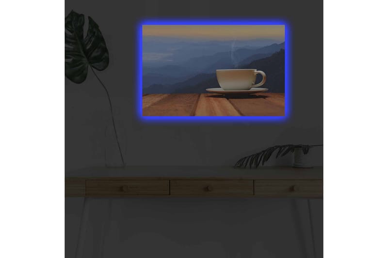 Canvastavla med LED-belysning - Kopp med rykande dryck på en träyta mot en bergig bakgrund - Blå / Beige / Brun - Inredning - Tavlor & posters - Canvastavla