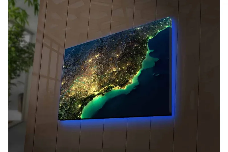 Canvastavla med LED-belysning - Nattlig vy av en stad med ljus och hav - Mörkblå / Grön / Gul - Inredning - Tavlor & posters - Canvastavla