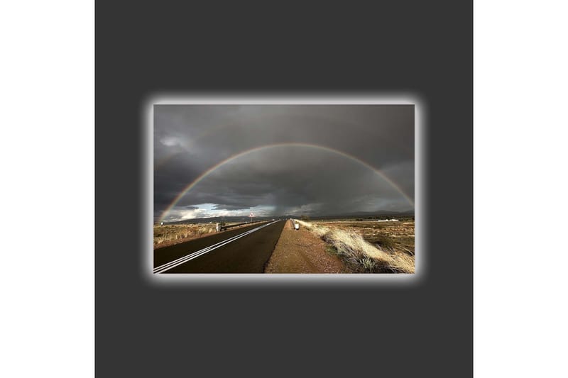Canvastavla med LED-belysning - Regnbåge som sträcker sig över en mörk himmel ovanför en landsväg - Mörkgrå / Beige / Regnbågsfärger - Inredning - Tavlor & posters - Canvastavla