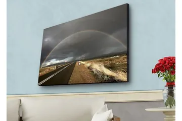 Canvastavla med LED-belysning - Regnbåge som sträcker sig över en mörk himmel ovanför en landsväg - Mörkgrå / Beige / Regnbågsfärger - Inredning - Tavlor & posters - Canvastavla