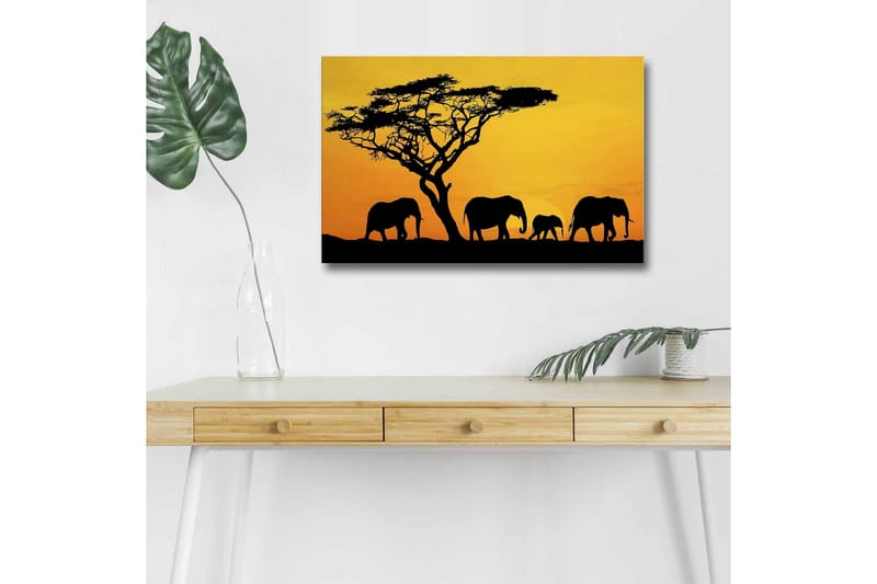 Canvastavla med LED-belysning - Silhuetter av elefanter under en solnedgång med ett träd i bakgrunden - Svart / Orange / Gul - Inredning - Tavlor & posters - Canvastavla