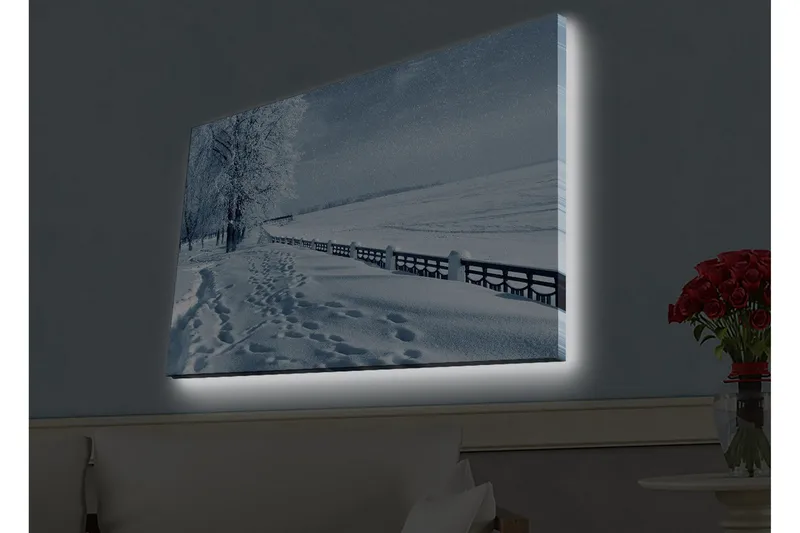 Canvastavla med LED-belysning - Snötäckt landskap med spår i snön och träd längs en väg - Vit / Ljusblå / Grå - Inredning - Tavlor & posters - Canvastavla