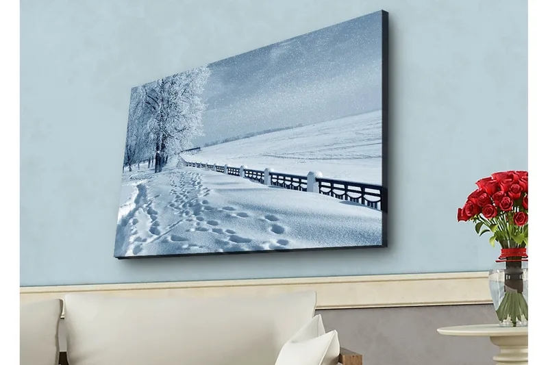 Canvastavla med LED-belysning - Snötäckt landskap med spår i snön och träd längs en väg - Vit / Ljusblå / Grå - Inredning - Tavlor & posters - Canvastavla