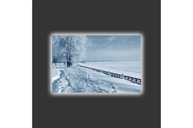 Canvastavla med LED-belysning - Snötäckt landskap med spår i snön och träd längs en väg - Vit / Ljusblå / Grå - Inredning - Tavlor & posters - Canvastavla