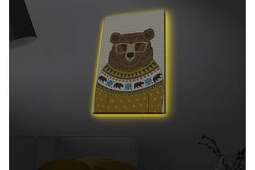 Canvastavla med LED-belysning - Snygg björn med glasögon i en mönstrad tröja - Brun / Gul / Blå - Inredning - Tavlor & posters - Canvastavla
