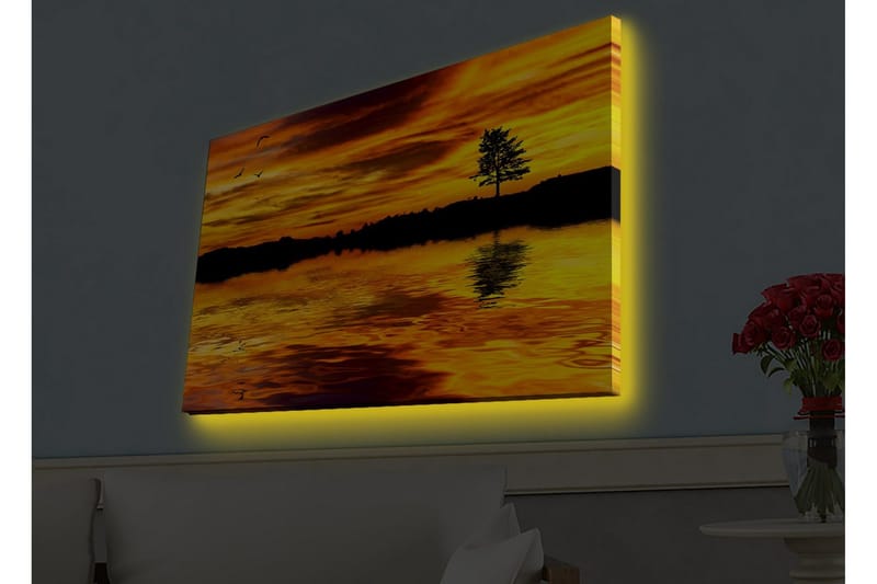 Canvastavla med LED-belysning - Solnedgång över en spegelblanka sjö med silhouett av ett träd - Guld / Orange / Svart - Inredning - Tavlor & posters - Canvastavla