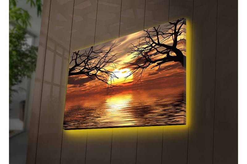 Canvastavla med LED-belysning - Solnedgång över spegelblanka vattenytor med silhuetter av trädgrenar - Guld / Orange / Svart - Inredning - Tavlor & posters - Canvastavla
