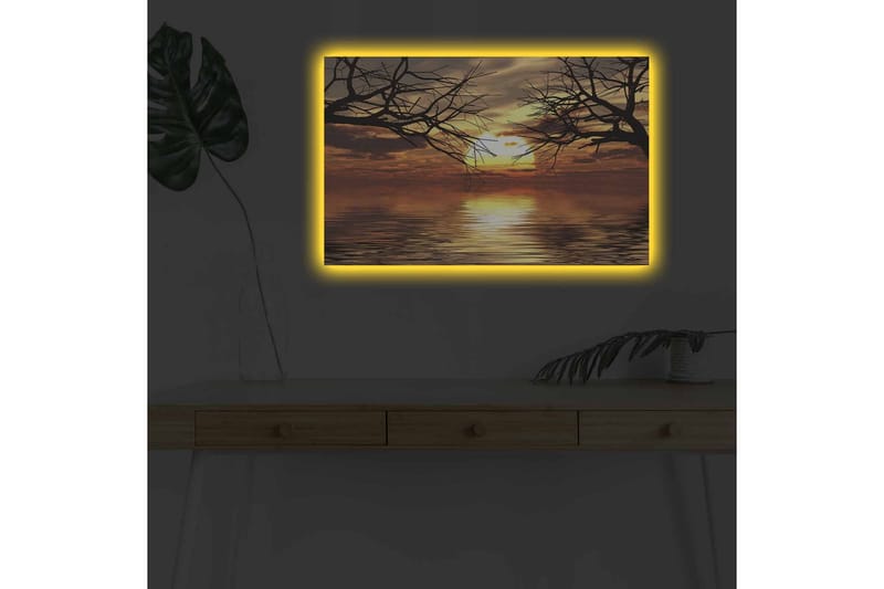 Canvastavla med LED-belysning - Solnedgång över spegelblanka vattenytor med silhuetter av trädgrenar - Guld / Orange / Svart - Inredning - Tavlor & posters - Canvastavla