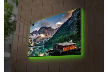 Canvastavla med LED-belysning - Stämningsfull fjällsjö med en trästuga vid vattnet - Grön / Blå / Brun - Inredning - Tavlor & posters - Canvastavla