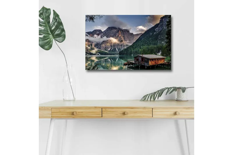 Canvastavla med LED-belysning - Stämningsfull fjällsjö med en trästuga vid vattnet - Grön / Blå / Brun - Inredning - Tavlor & posters - Canvastavla