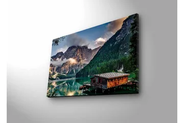 Canvastavla med LED-belysning - Stämningsfull fjällsjö med en trästuga vid vattnet - Grön / Blå / Brun - Inredning - Tavlor & posters - Canvastavla