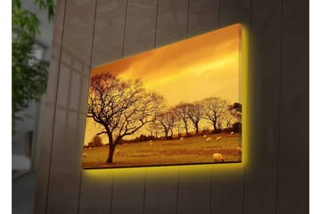 Canvastavla med LED-belysning - Stämningsfull landskapsvy med siluetter av träd mot en gyllene himmel - Guld / Brun / Svart - Inredning - Tavlor & posters - Canvastavla