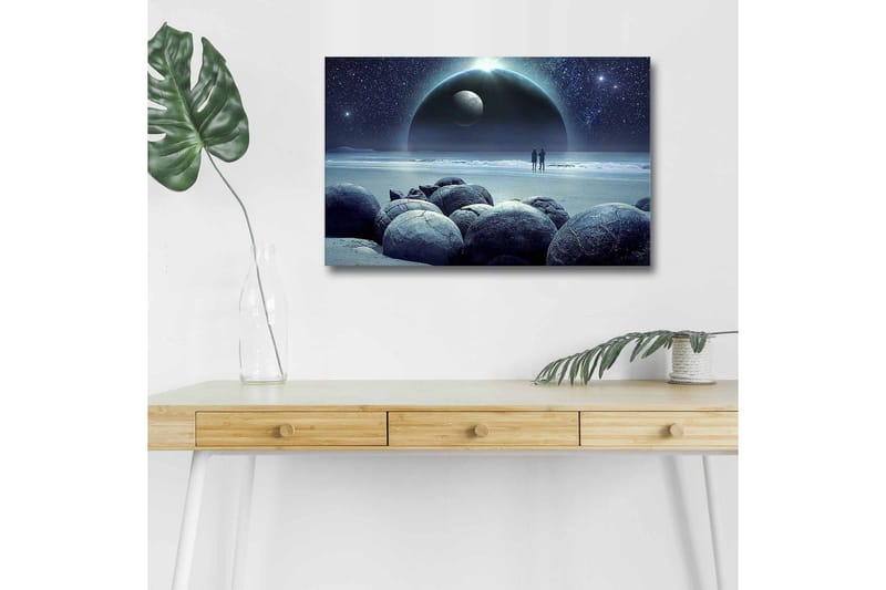 Canvastavla med LED-belysning - Stjärnklädd himmel med två silhuetter vid en strand och stora stenar i förgrunden - Mörkblå / Grå / Svart - Inredning - Tavlor & posters - Canvastavla