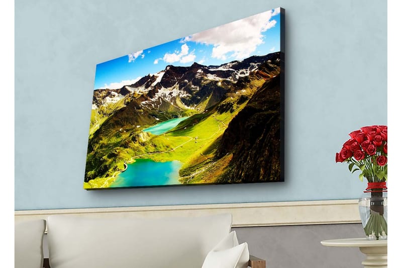 Canvastavla med LED-belysning - Storslagen bergslandskap med glittrande sjöar och gröna ängar, Grön / Blå / Vit