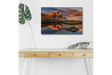 Canvastavla med LED-belysning - Storslagen fjällandskap med reflektioner i en stilla sjö - Orange / Blå / Grön - Inredning - Tavlor & posters - Canvastavla