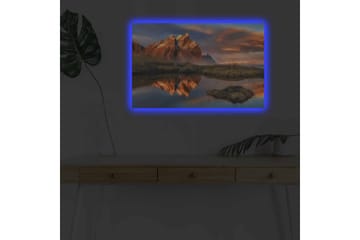 Canvastavla med LED-belysning - Storslagen fjällandskap med reflektioner i en stilla sjö - Orange / Blå / Grön - Inredning - Tavlor & posters - Canvastavla