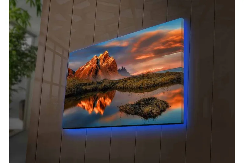 Canvastavla med LED-belysning - Storslagen fjällandskap med reflektioner i en stilla sjö - Orange / Blå / Grön - Inredning - Tavlor & posters - Canvastavla