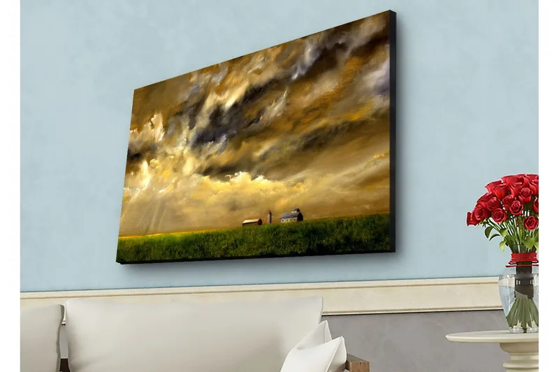 Canvastavla med LED-belysning - Storslagen landskapsvy med dramatiska moln och en gård i horisonten - Guld / Mörkblå / Grön - Inredning - Tavlor & posters - Canvastavla