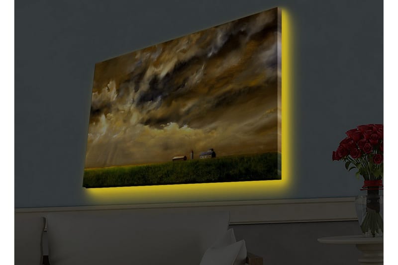 Canvastavla med LED-belysning - Storslagen landskapsvy med dramatiska moln och en gård i horisonten - Guld / Mörkblå / Grön - Inredning - Tavlor & posters - Canvastavla