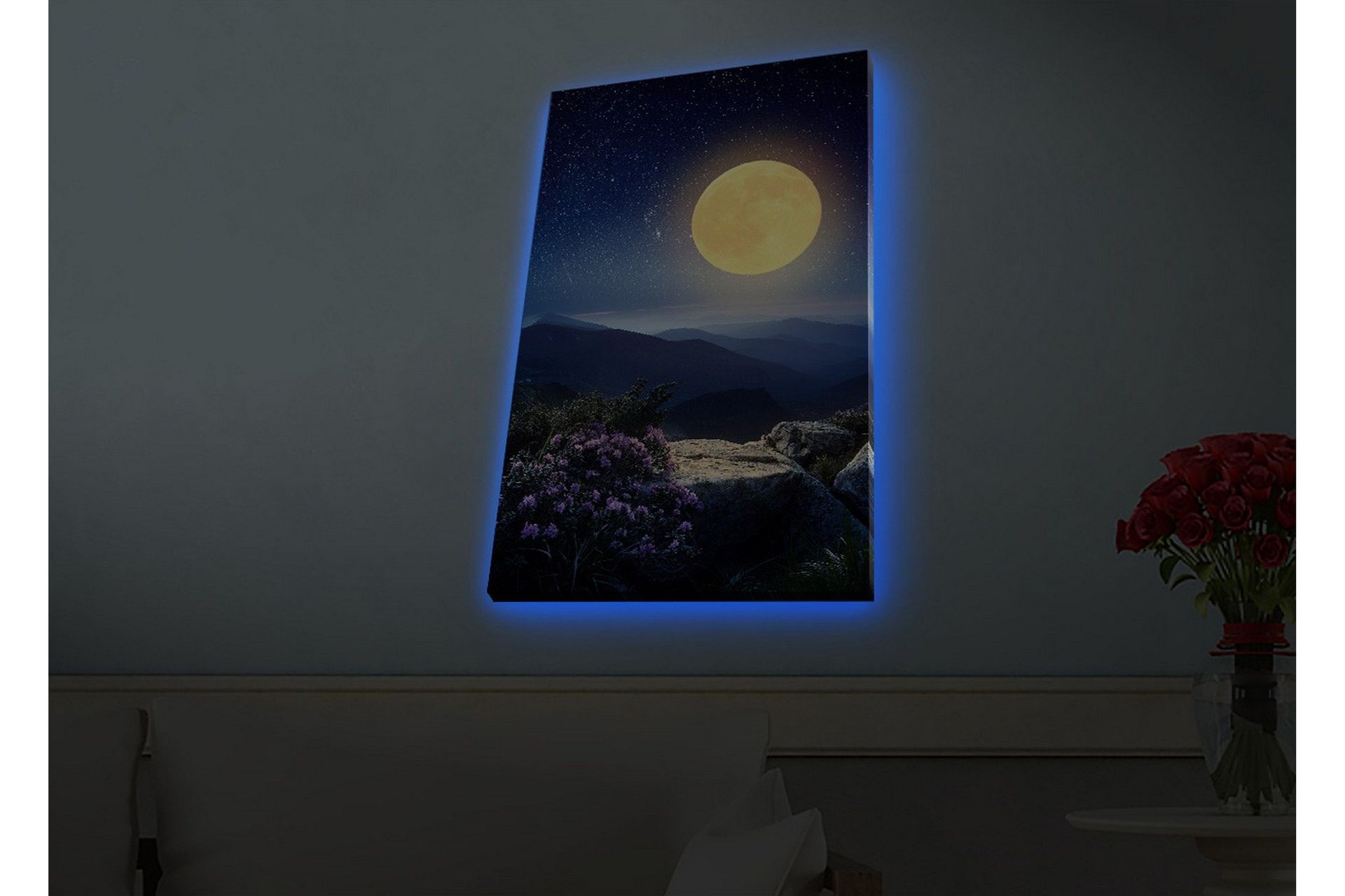 Canvastavla med LED-belysning - Storslagen måne över en fjärran bergslandskap med blommor i förgrunden - Mörkblå / Gul / Lila