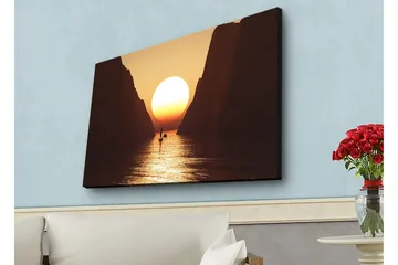 Canvastavla med LED-belysning - Storslagen solnedgång över en smal fjord med en segelbåt i silhuett - Orange / Brun / Guld - Inredning - Tavlor & posters - Canvastavla