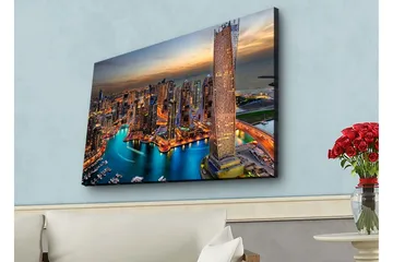 Canvastavla med LED-belysning - Storslagen vy över en modern stad med glittrande skyskrapor och en slingrande flod - Blå / Orange / Grå - Inredning - Tavlor & posters - Canvastavla