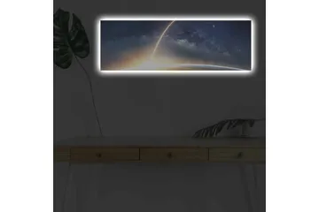 Canvastavla med LED-belysning - Storslagen vy av jorden med en stjärnklar himmel och en ljus stråle som sträcker sig mot rymden - Mörkblå / Ljusorange / Vit - Inredning - Tavlor & posters - Canvastavla
