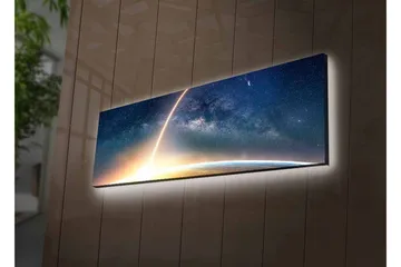 Canvastavla med LED-belysning - Storslagen vy av jorden med en stjärnklar himmel och en ljus stråle som sträcker sig mot rymden - Mörkblå / Ljusorange / Vit - Inredning - Tavlor & posters - Canvastavla